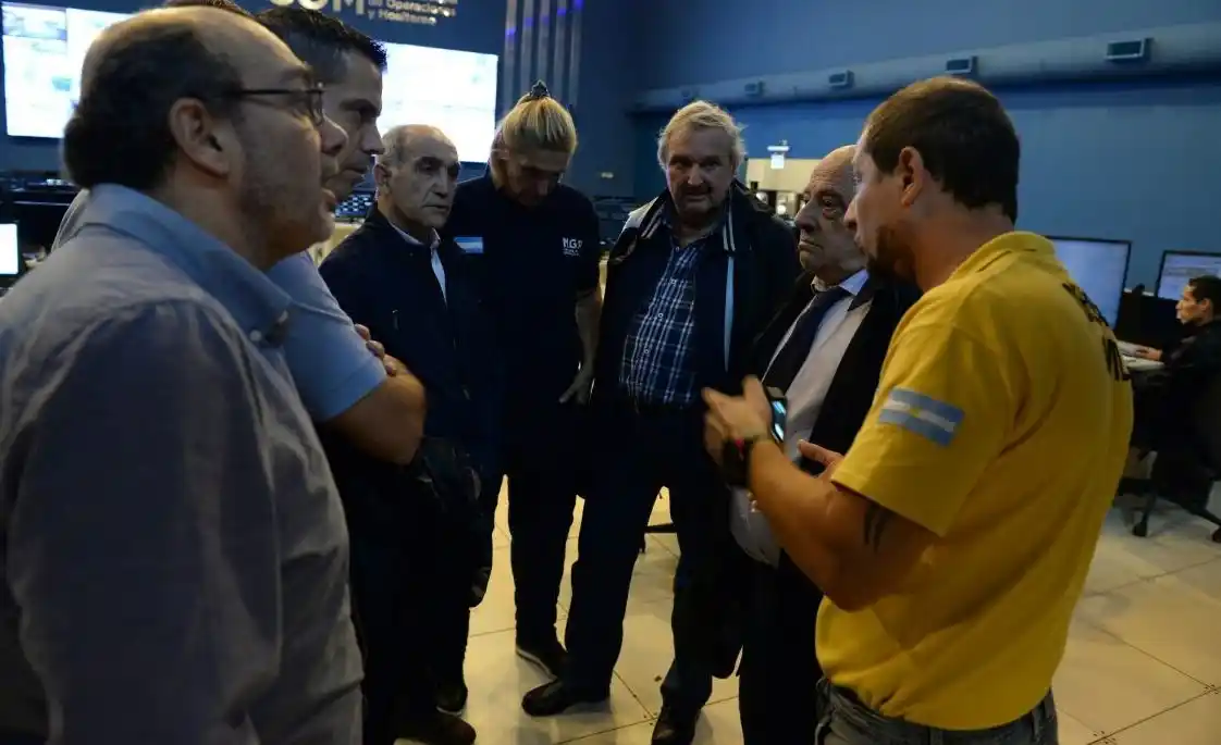 Arroyo recorrió lugares afectados y se reunió con funcionarios en el COM