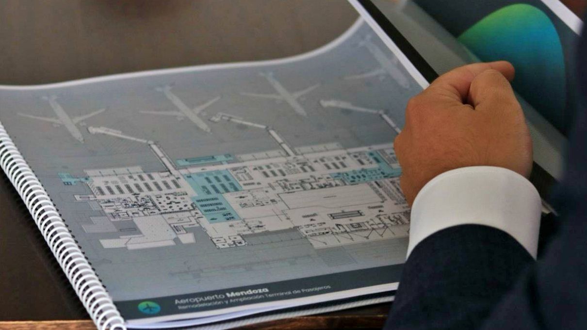 Plano de reformas del aeropuerto de Mendoza en manos del gobernador de la provincia