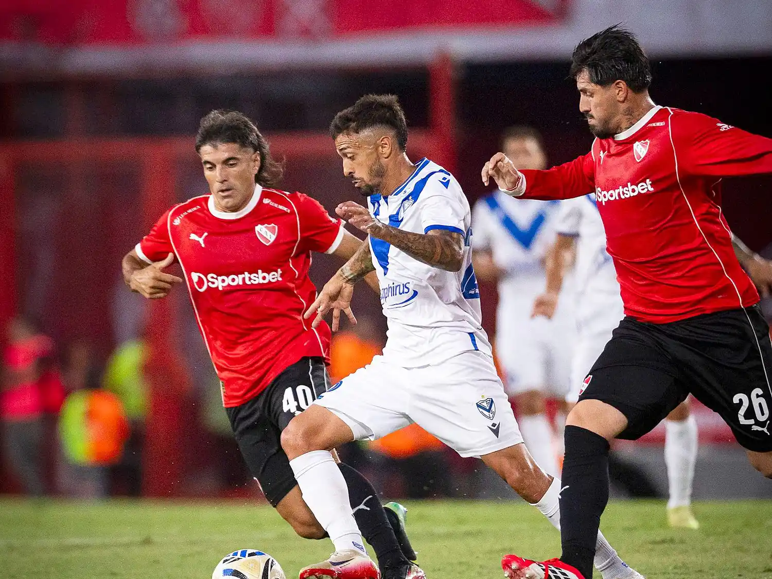 Lanzini maniobra entre Lomónaco y Malcorra.