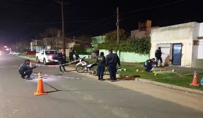 En moto, balearon a un hombre y a un adolescente de 16 años: dispararon unas 10 veces