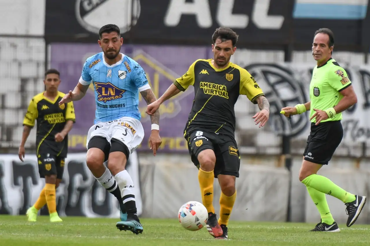 FOTO PRENSA ALL BOYS Blanco y Pierce, en la lucha del mediocampo.