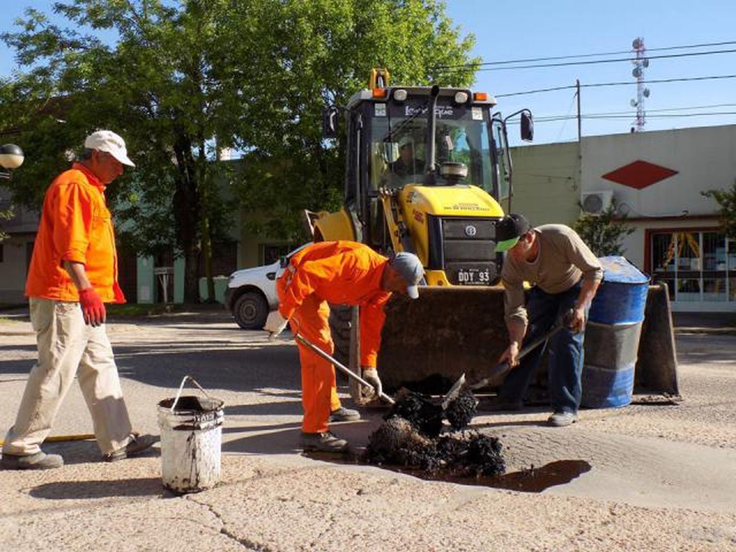 Larroque: Obras de pavimento, cordón cuneta y bacheo