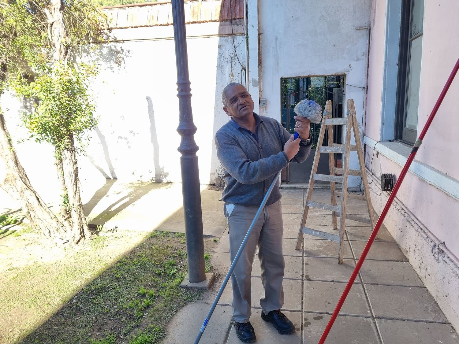 Oscar, el empleado del Concejo Deliberante, en plena tarea de limpieza el lunes por la mañana.