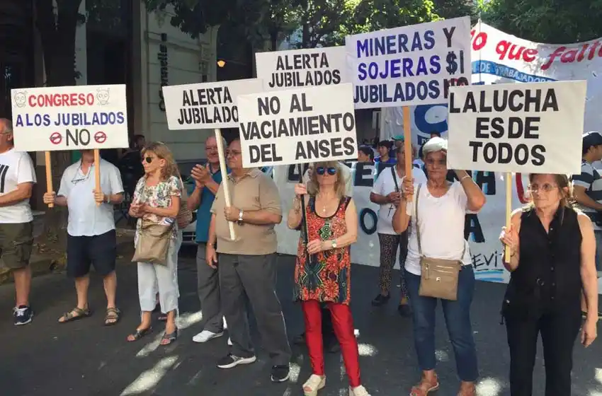 Masiva marcha en Rosario contra la reforma previsional