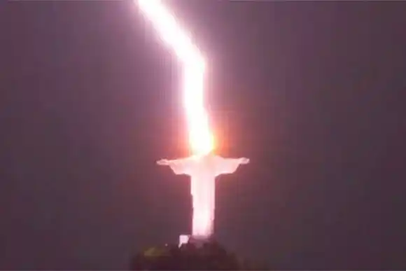 Cayó un rayo sobre el Cristo Redentor, en Brasil