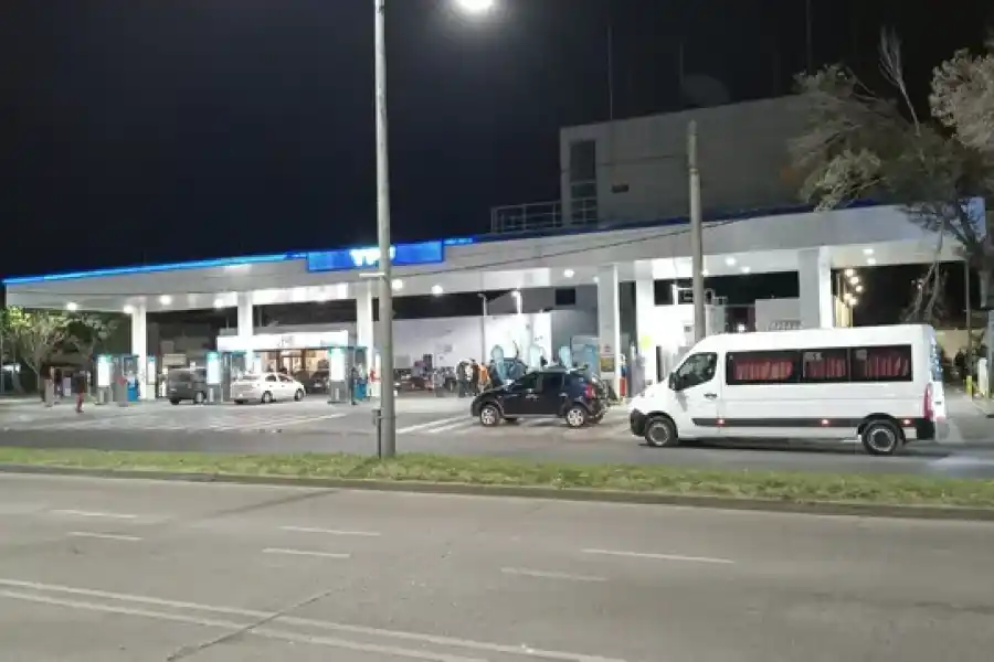 Un adolescente recibió un disparo en una pierna mientras esperaba el colectivo para ir de viaje de estudio