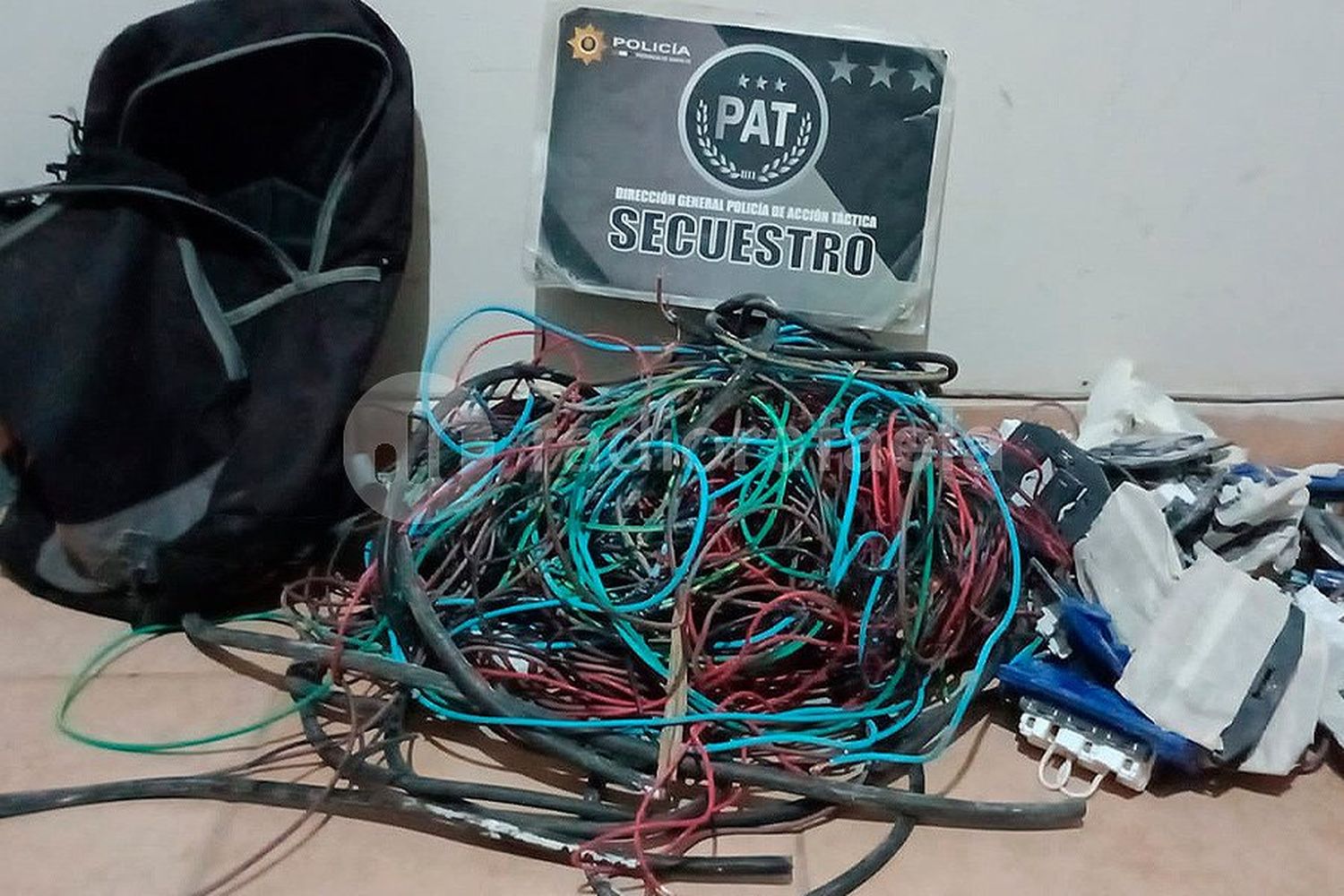 Caminaba sospechosamente con una mochila: tenía más de 10m de cable y 22 teclas de luz presuntamente robadas