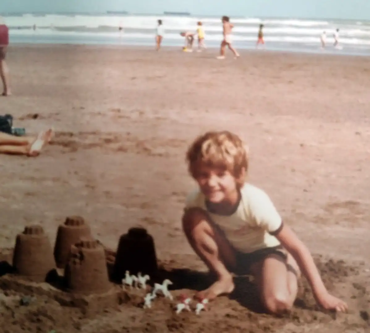 Juegos. De niño en la playa necochense