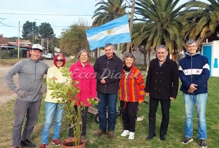 Acto en la plaza. De izquierda a derecha Nerio Bognanni, Celia Canales, Graciela Linguitano, Ricardo Granata, Silvia Gramigna, Julio Zapata y Facundo Darbón.