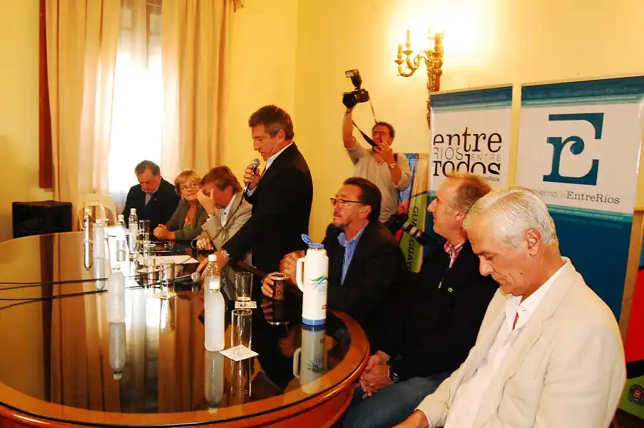 Se firmó el contrato para la pavimentación de la Ruta 51