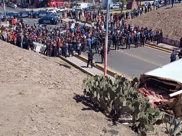Mendoza: vecinos quisieron saquear un camión cargado de carne y hubo incidentes con la policía