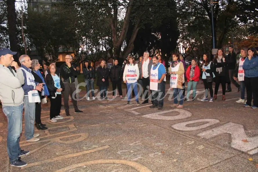 Docentes se manifestaron en la plaza