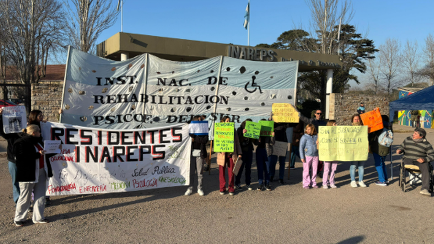 Residentes del INAREPS reclaman una recomposición salarial sobre la Ruta 88: “No podemos vivir con este sueldo”