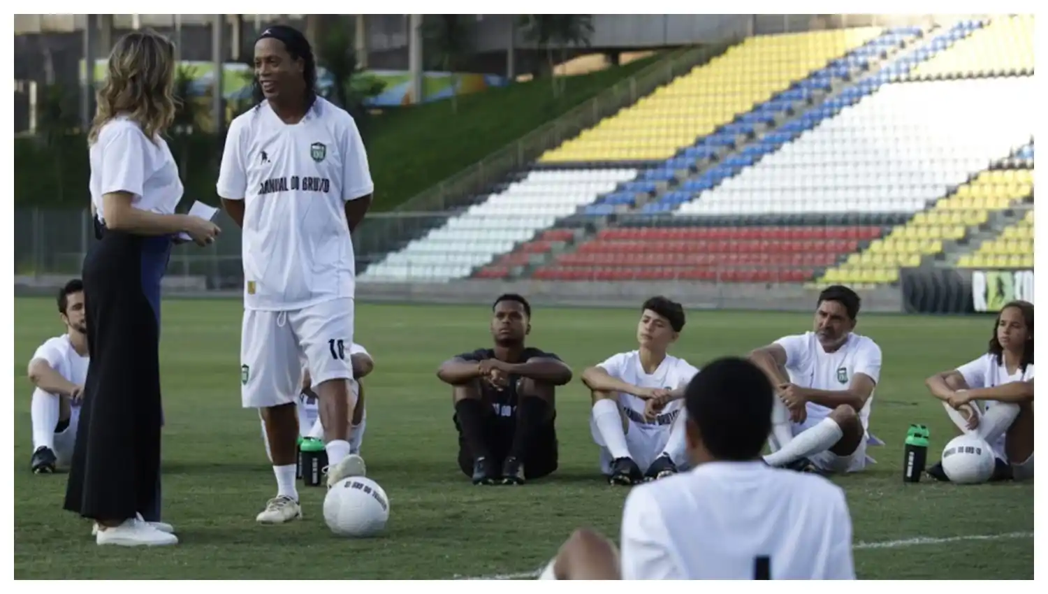 Con Manual do Bruxo, Ronaldinho no solo busca descubrir a los futuros astros del fútbol, sino también devolver el cariño recibido.