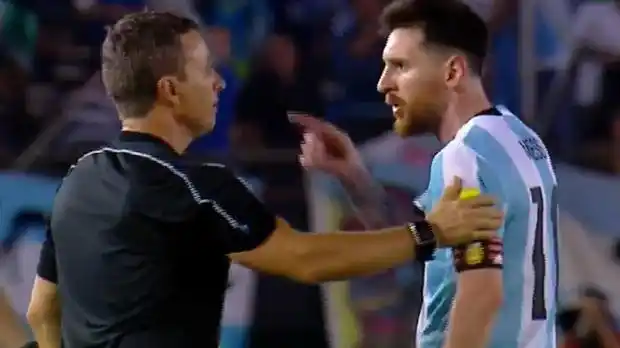 Messi negó haber ofendido al árbitro asistente