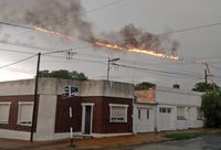 Fuertes ráfagas de viento derribaron una antena sobre el tendido eléctrico