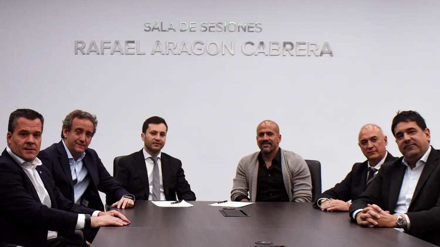 La dirigencia reunida, encabezada por Di Carlos y Verón.