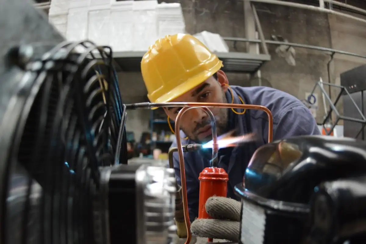Fuerte caída del empleo industrial con menos producción y más ventas