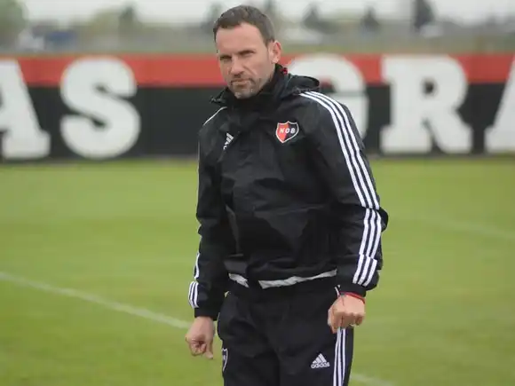 En medio de un tenso clima en Bella Vista, Newell's definió a Lucas Bernardi como DT