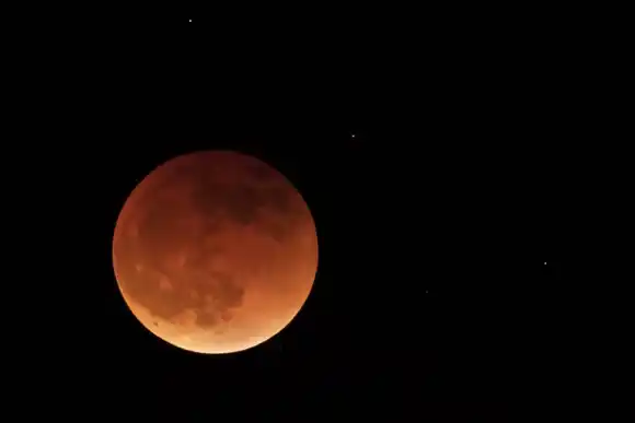 Se aproxima el eclipse total de Luna: cuándo es y cómo verlo desde la Argentina