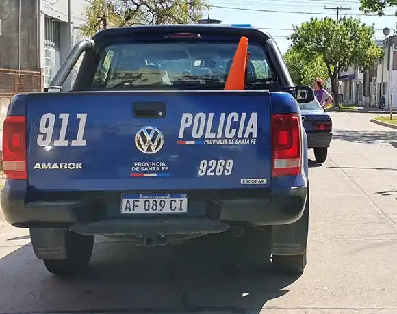 Fingió sentirse mal, pidió una pastilla y aprovechó el descuido para robar una caja registradora