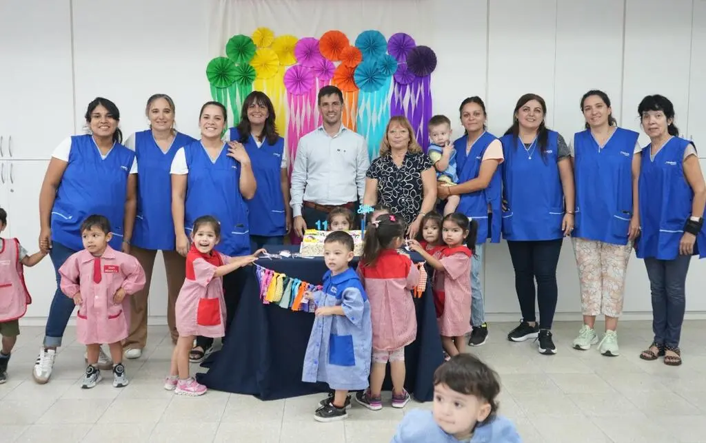 Viotti junto a docentes y directivos del Jardín Municipal N° 3