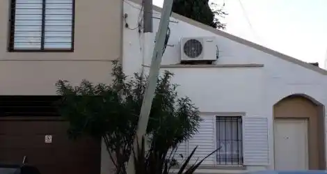Otra vez, postes podridos de Telecom