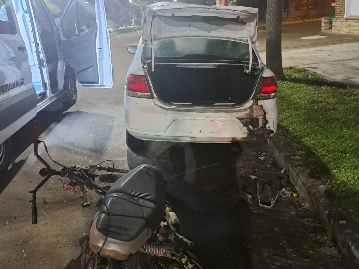 El estado en que quedó la moto chocada contra el auto estacionado