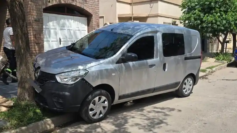 Se durmió al volante y chocó contra un árbol en barrio Roca