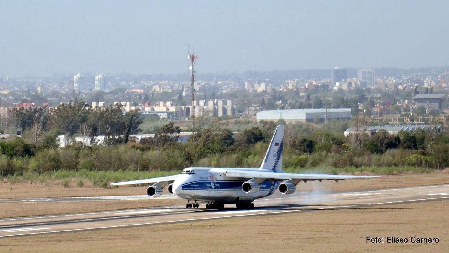 [Fotogalería] Un Antonov An-124 pasó por el aeropuerto de Córdoba