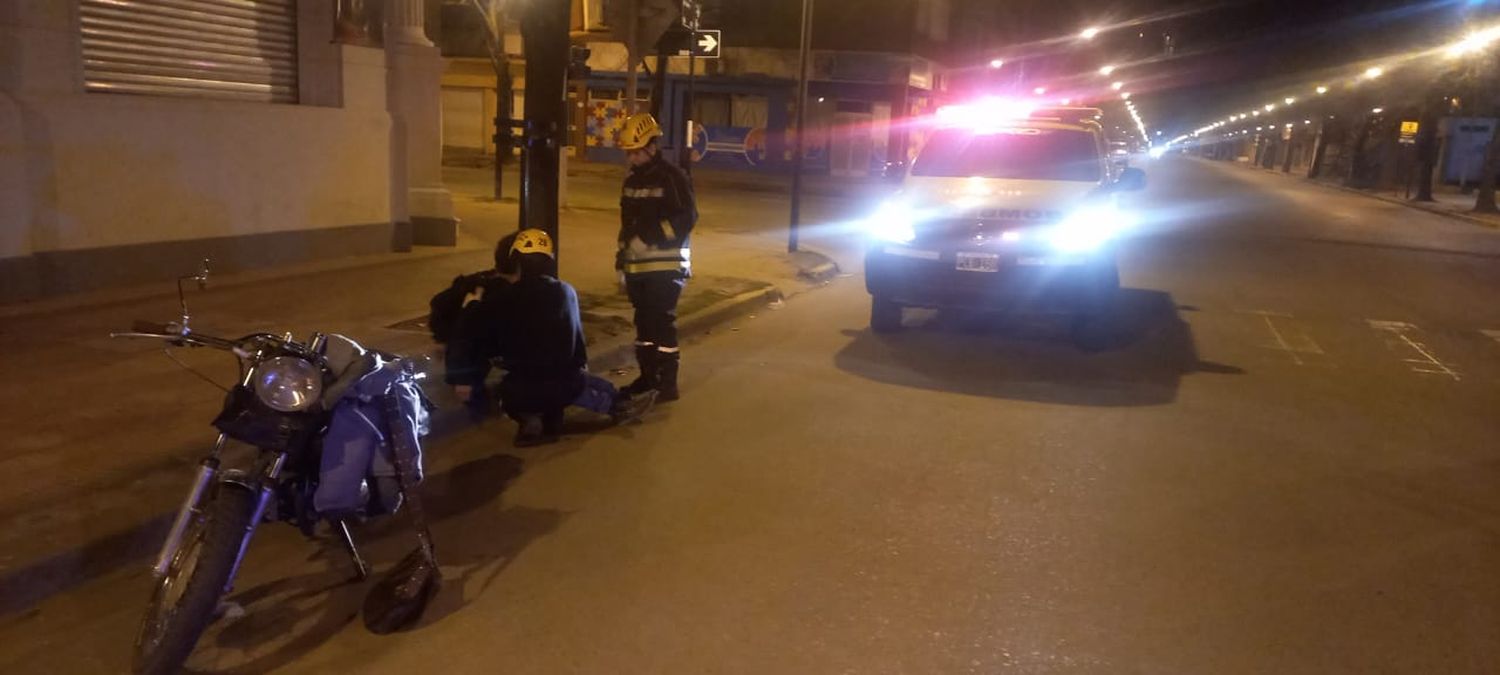 Uno de los motociclistas accidentados es atendido por personal de bomberos.