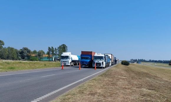 Corte de ruta 9: transportistas siguen con la protesta