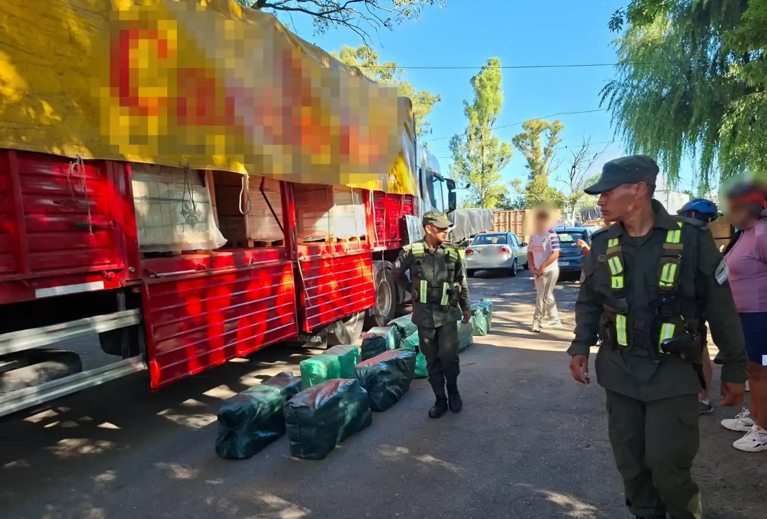 Gendarmes atraparon en Rafaela a un camionero con casi 300kg de hojas de coca "camufladas"