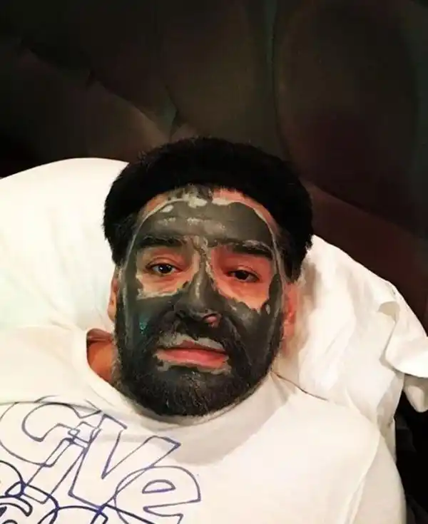 Diego Maradona, irreconocible luego de un extraño tratamiento de belleza