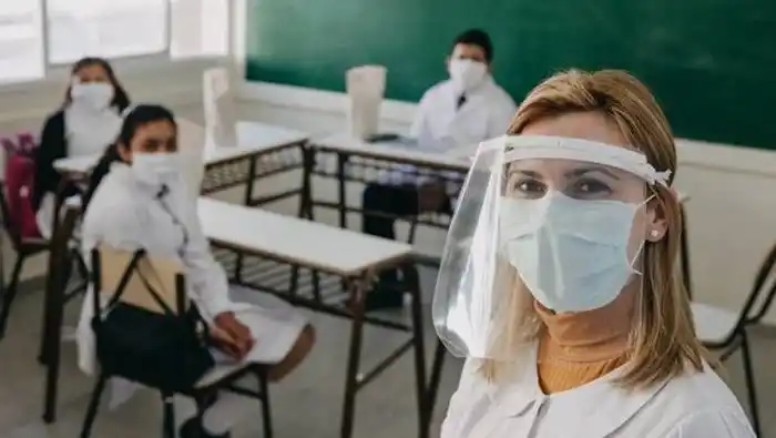Cómo son las "aulas burbuja" con las que volvieron las "clases presenciales"