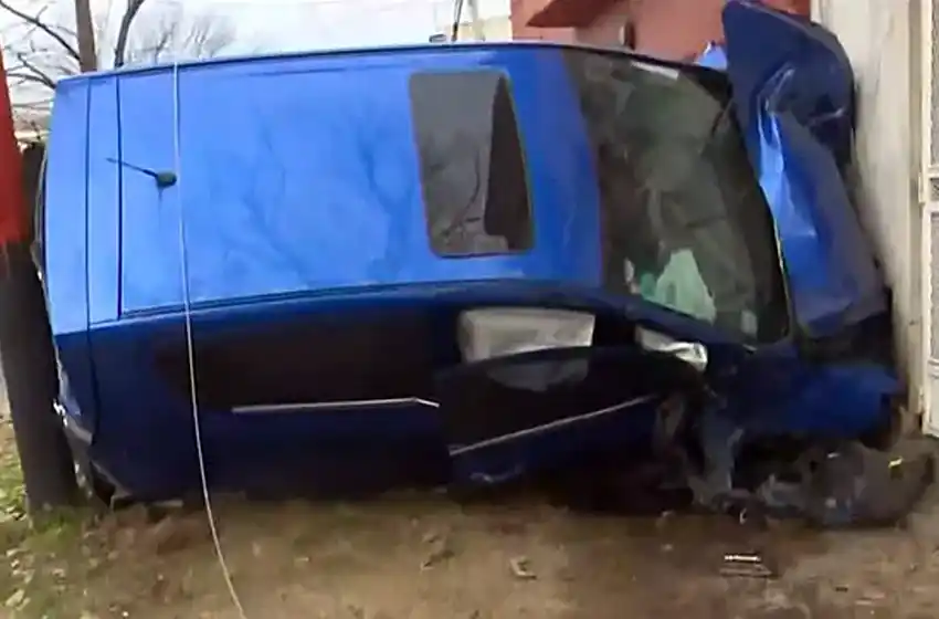 Madrugada de terror para una familia en zona sur: delincuentes robaron un auto y chocaron contra el frente de su casa