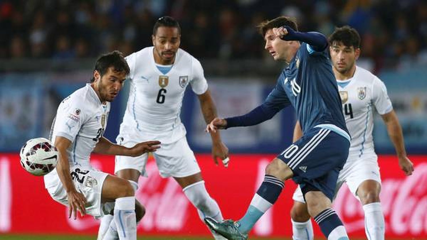 Argentina fue mucho más que Uruguay y consiguió la primera victoria