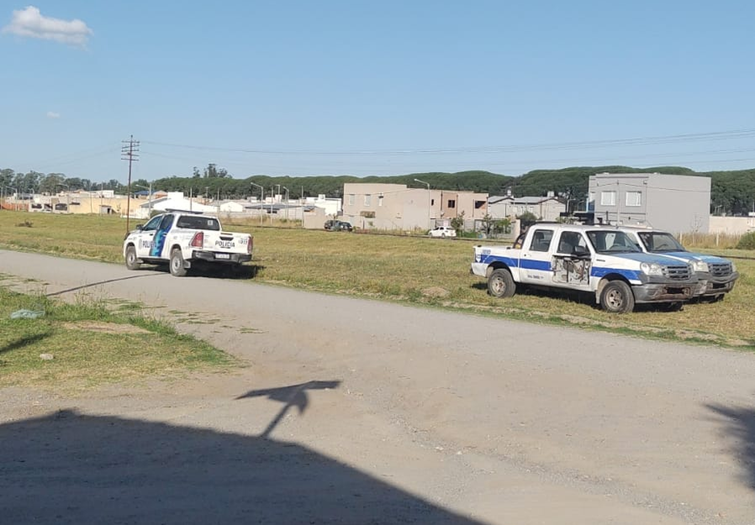 Los vecinos del barrio Canadá están cansados de los autos abandonados en los espacios públicos