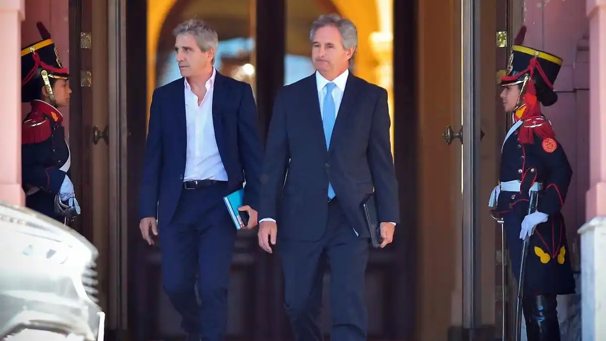 El ministro Caputo anuncia el paquete de medidas económicas