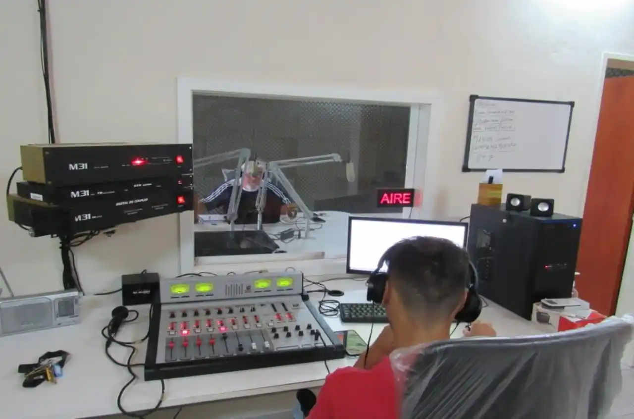 Tras varios años de silencio, reabrió la Radio Municipal de Larroque