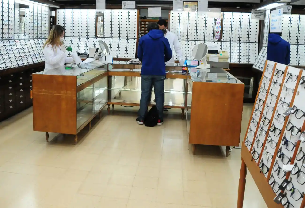 Con horario reducido, entregando turnos y trabajos postergados reabrieron las ópticas 