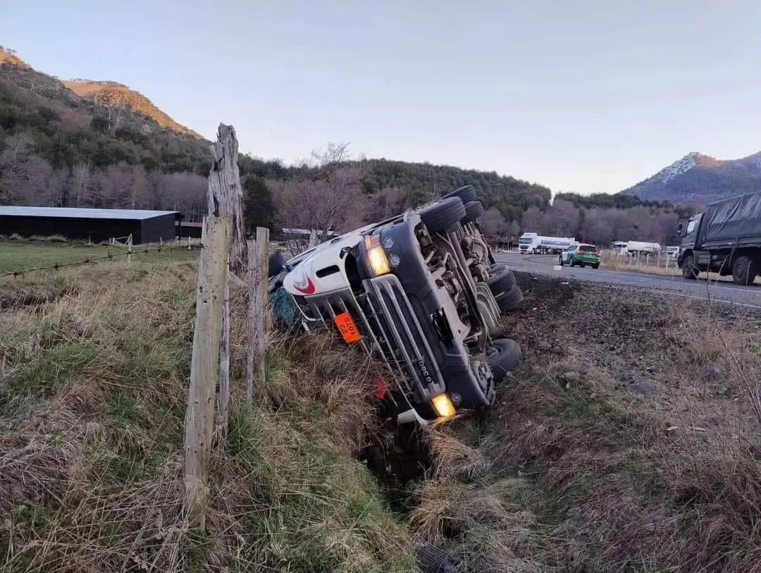 El camión volcado en Chile