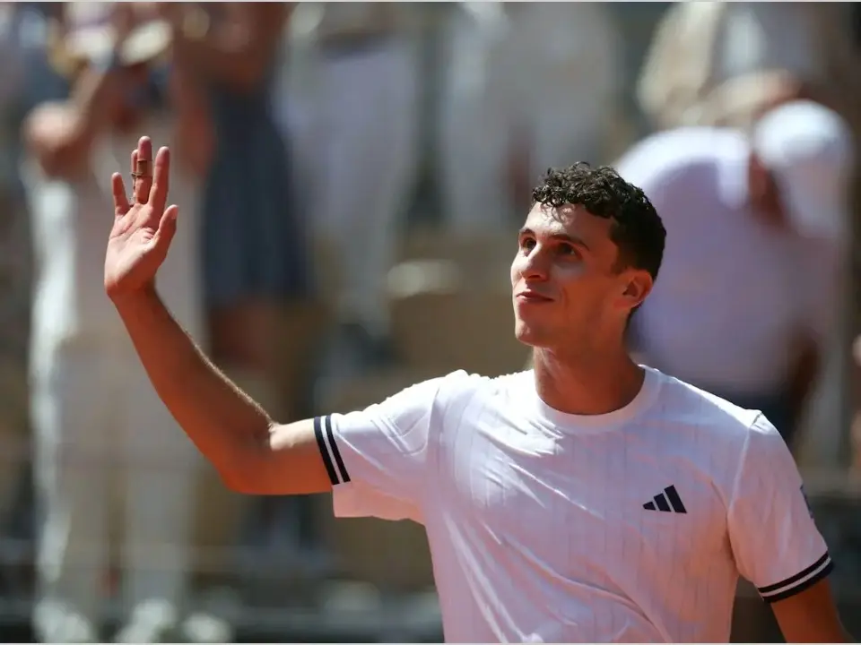 Junama Cerúndolo venció en 5 sets al número 1 del mundo, Jannick Sinner. Foto:AP