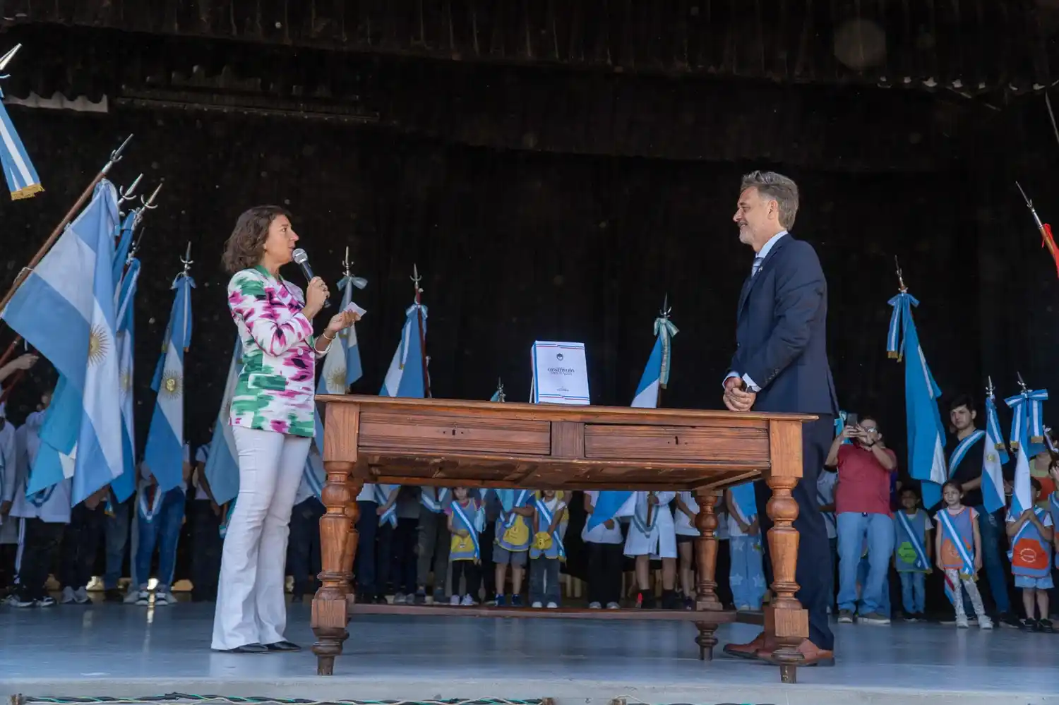 La senadora Di Gregorio tomó juramento a Maximino en un acto histórico para la ciudad. Foto: Municipalidad de Firmat.