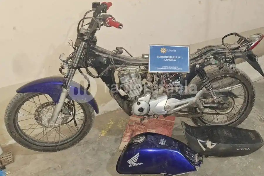 Tapada con lonas, hallaron una moto robada semi desarmada
