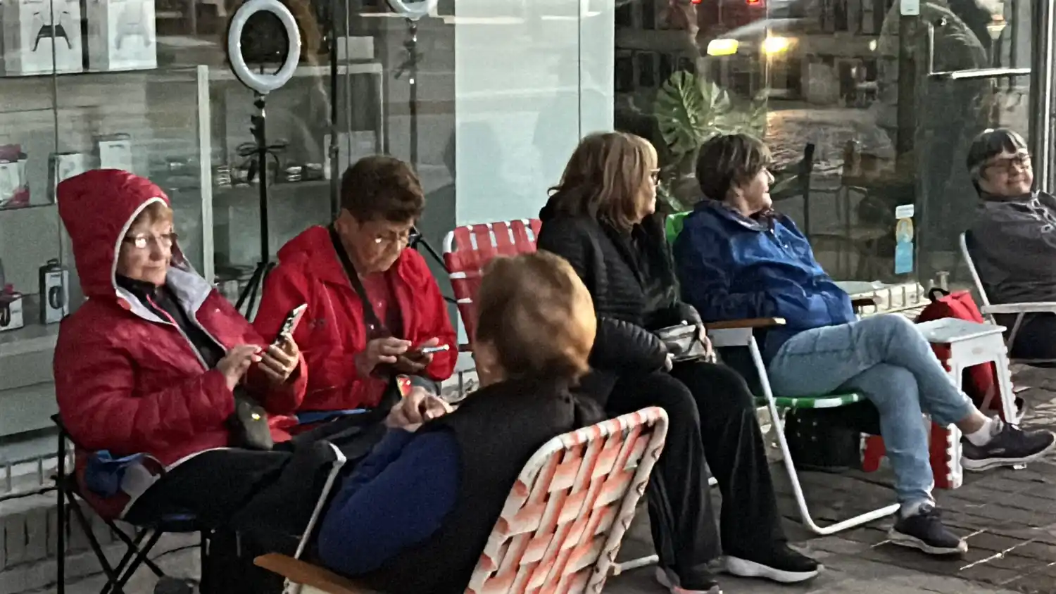 Larga fila de jubilados desde la madrugada en el Cine Belgrano, ¿por qué motivo? - 6