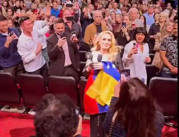 Adele SORPRENDE en su concierto en Las Vegas tras aparecer con la bandera de VENEZUELA (+VIDEO)
