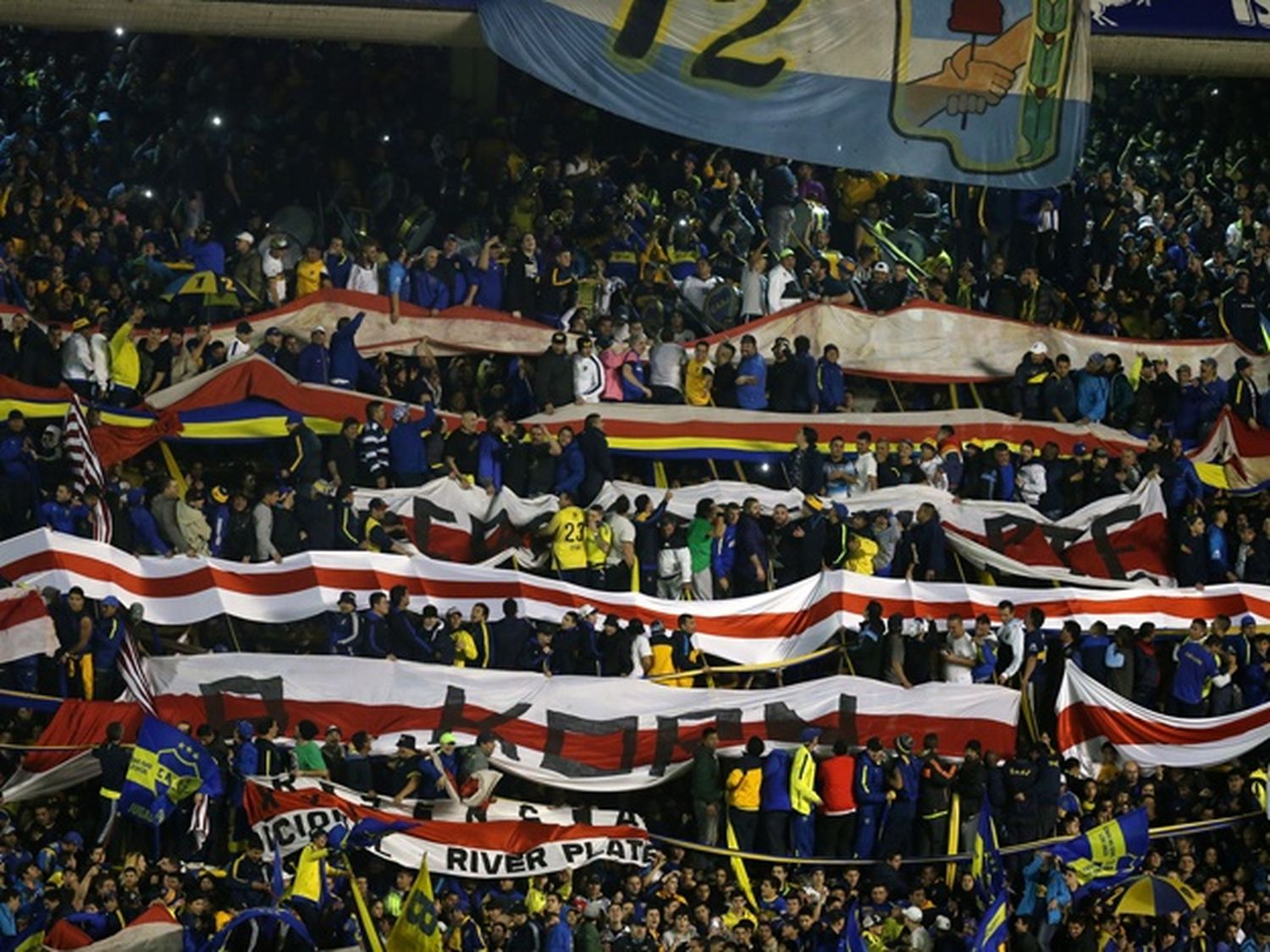 La barra de Boca despidió a Battaglia con trapos de River