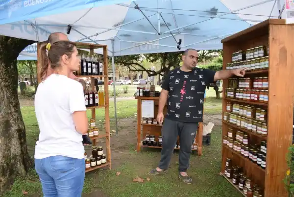 La feria de Mercados Bonaerenses se afianza en Chascomús con productos locales de calidad