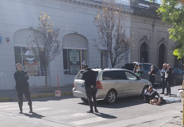Lesiones leves tras ser atropellada por un auto